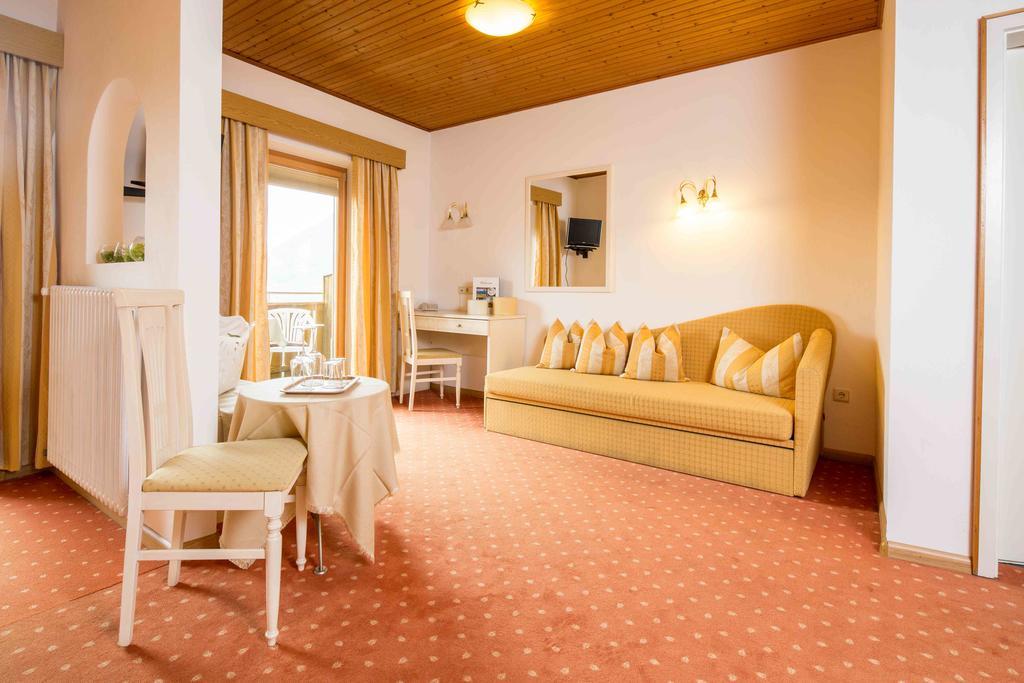 Pension An Der Linde Lagundo Exterior photo